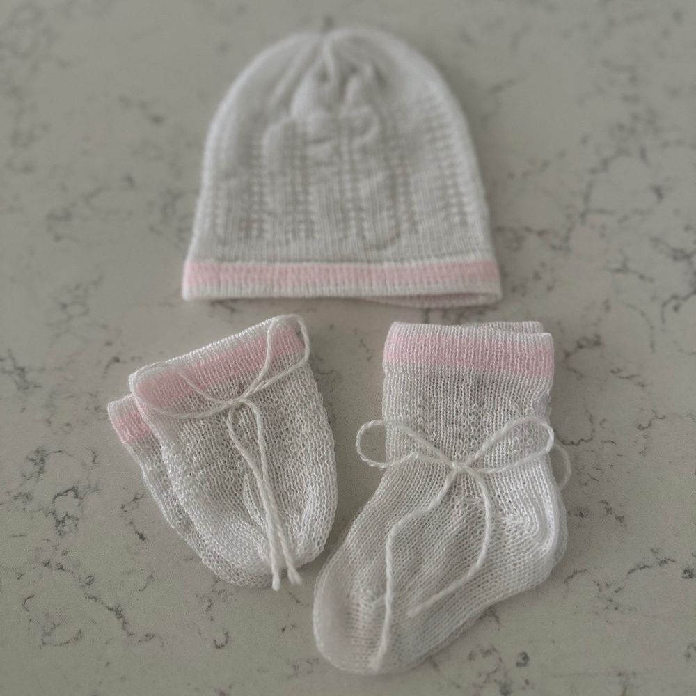 Newborn baby set - hat, mittens, socks